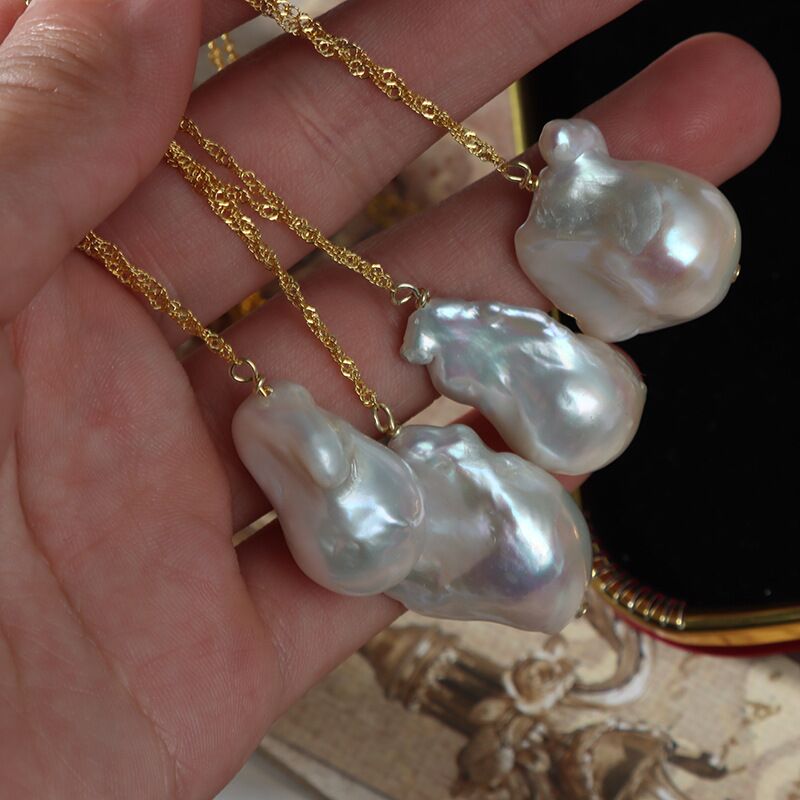ARS121 WHITE KING Baroque Necklace